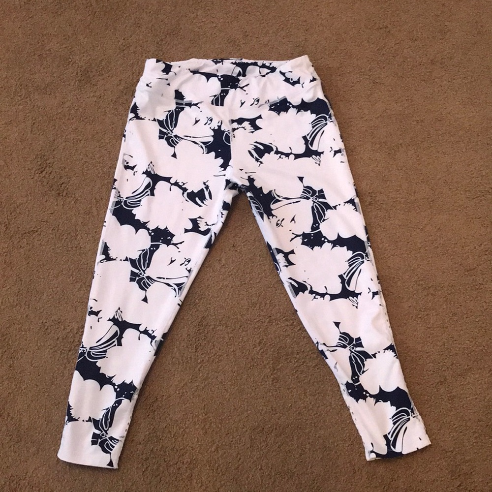 NEVER BEEN WORN super fun cropped workout pants!